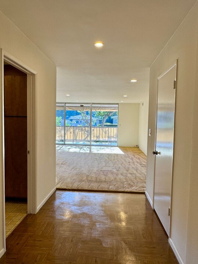 Building Photo - Large 2 bed 2 bath