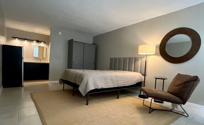 Foto del edificio - Best Deal in the area! Newly renovated Studio apartment - All Utilities Included!