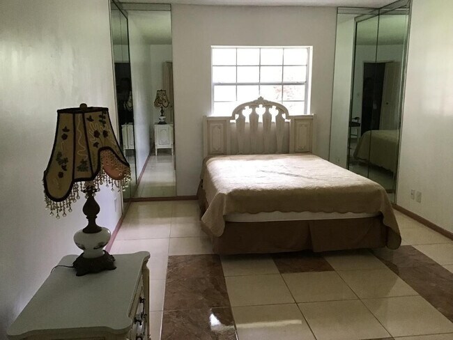 Building Photo - 5641 SW 2nd Ct