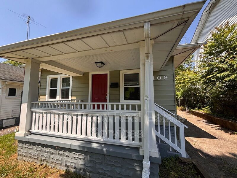 Primary Photo - 2109 Victoria Ave