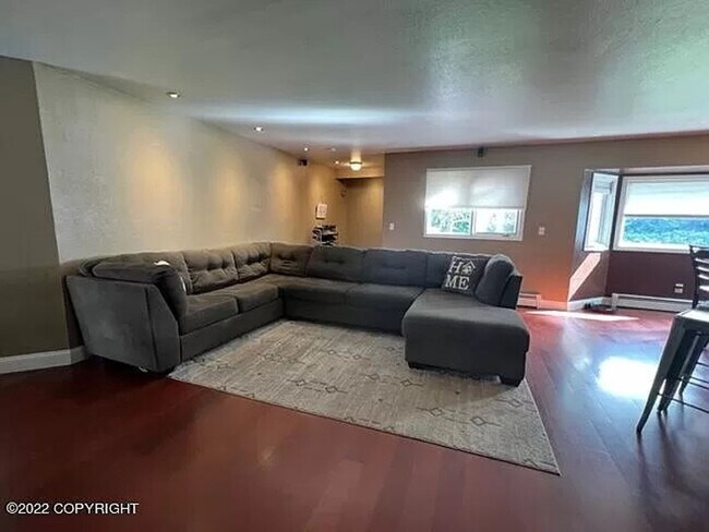 Building Photo - Stunning 3 bed 2 bath house