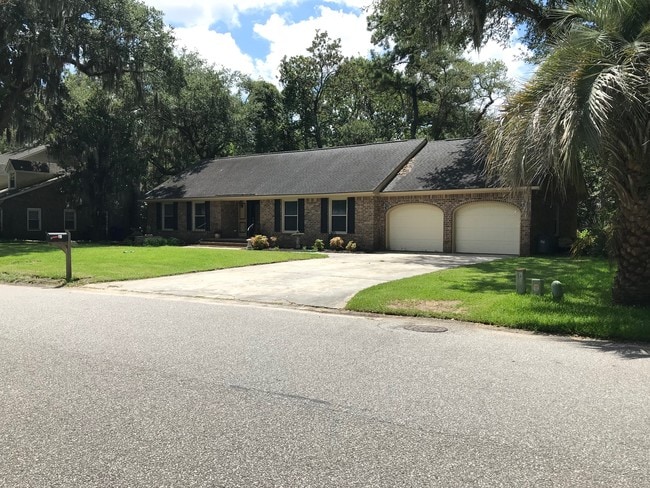 Building Photo - 21 S Hampton Dr