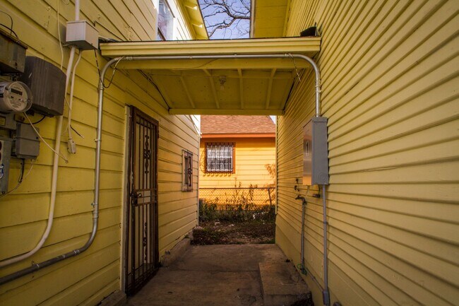Building Photo - 924 St James St