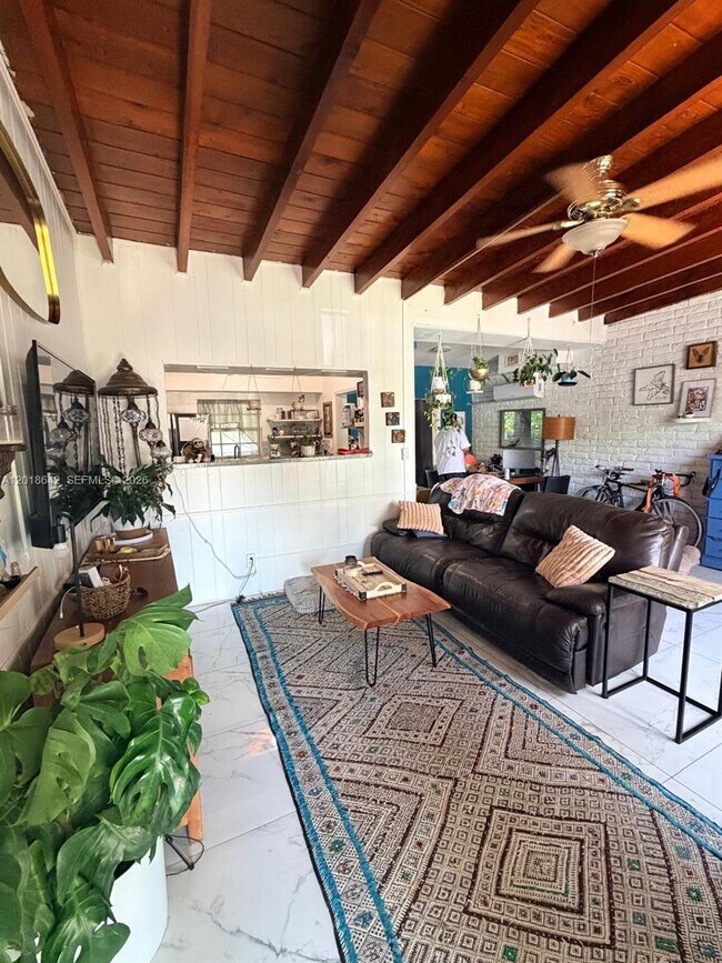 Foto del edificio - 10835 NW 2nd Ct