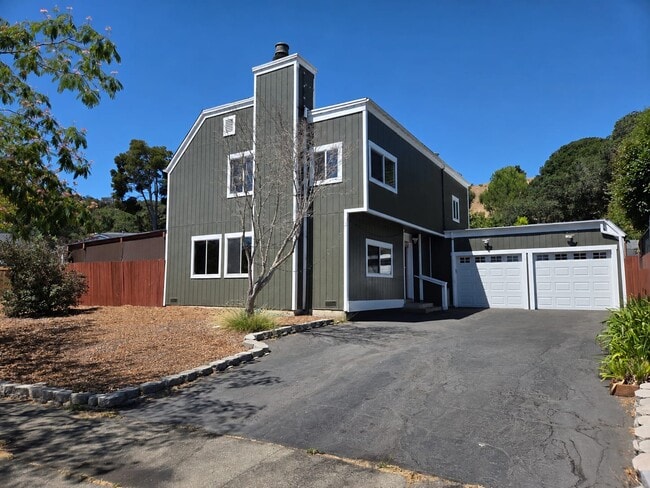 Building Photo - 2432 Topaz Dr