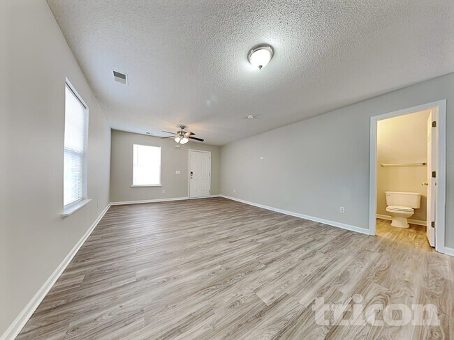 Building Photo - 104 Flyer Ct