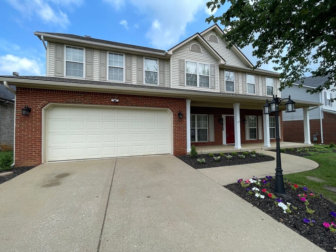 Foto principal - Remarkable East Jefferson Home For Rent