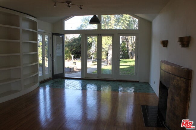 Building Photo - 2335 Silver Ridge Ave