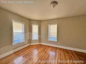 Building Photo - 115 Elm St