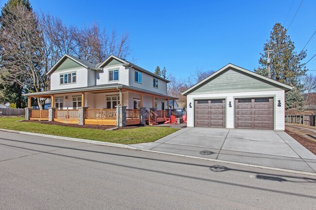 Building Photo - Fully Furnished Home