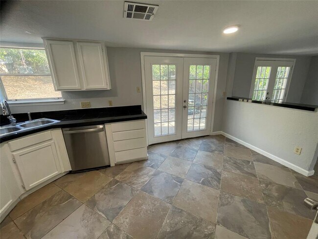 Foto del edificio - 8402 Spring Valley Dr