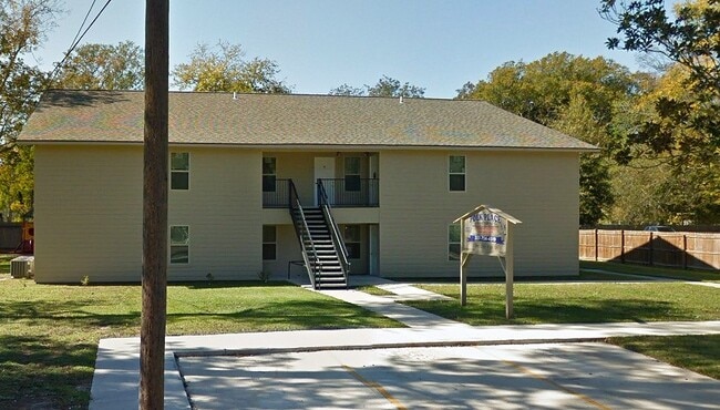 Building Photo - 815 E Russell Ave