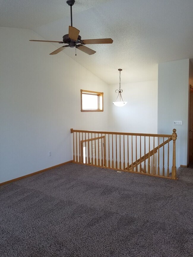 Foto del edificio - Comfortable 3-Bedroom with Garage & Fenced Yard