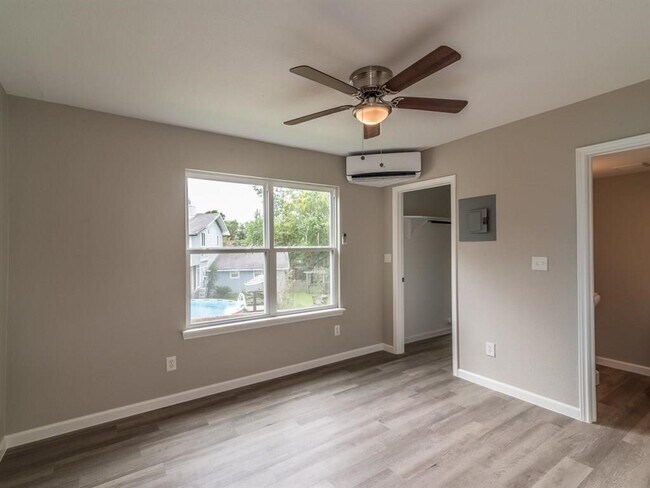 Foto del edificio - 1819 Cove Park Dr