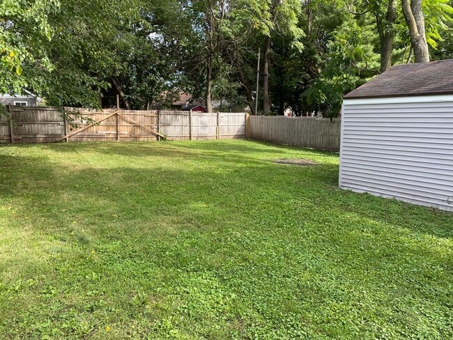Building Photo - Fall in Love with this Cozy 2 Bedroom House!