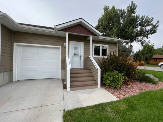 Building Photo - Spacious and High End 1 Bedroom 1 Bath wit...