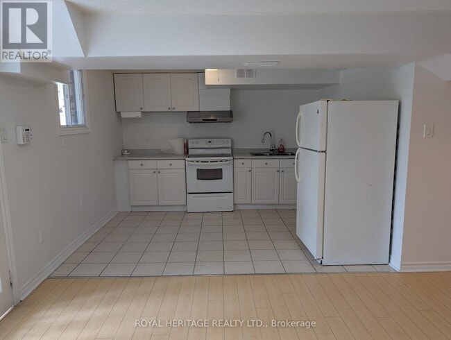 Building Photo - 1565 Somergrove Crescent