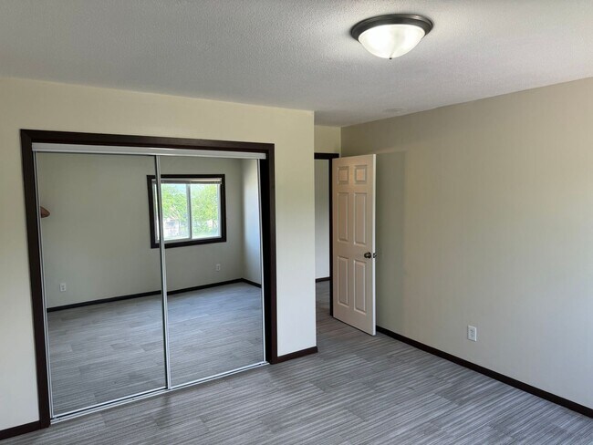 Building Photo - 1315 N Dowling Ave
