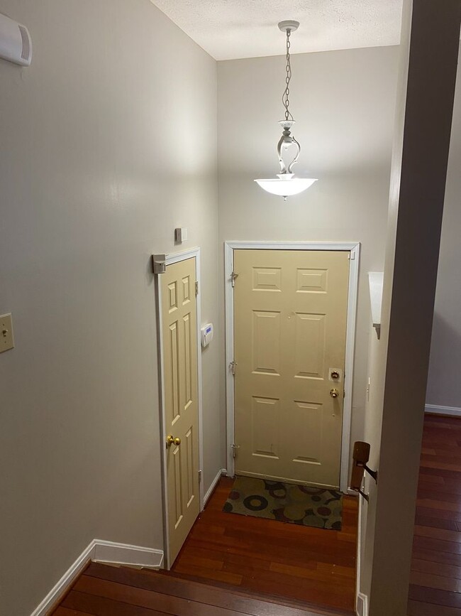 Foto del edificio - Amazing 4 BR/3.5 BA Townhome in Upper Marl...