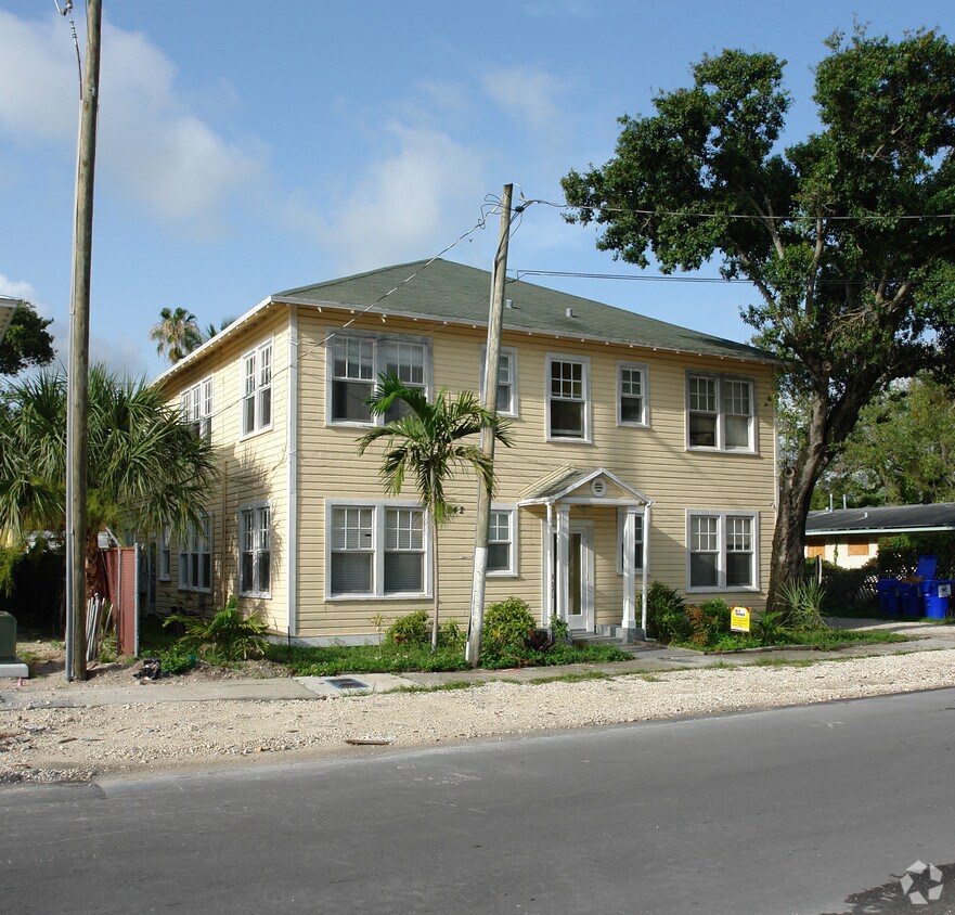 Building Photo - 842 Himmarshee St