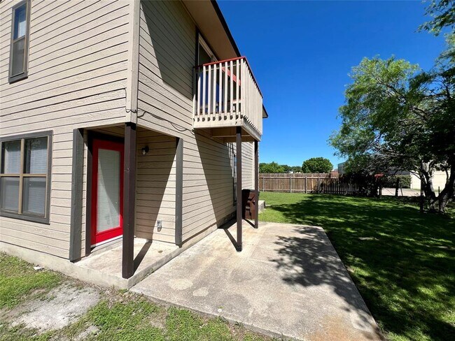 Building Photo - 1204 Blackjack St