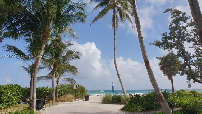 Foto del edificio - 17021 N Bay Rd
