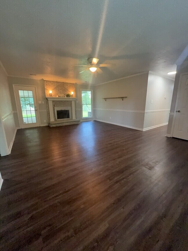 Building Photo - Beautiful 3 Bedroom, 3 Bath Home -135 Yates Ln.