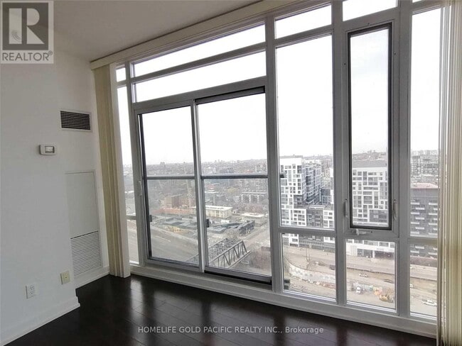 Building Photo - 170 Fort York Blvd