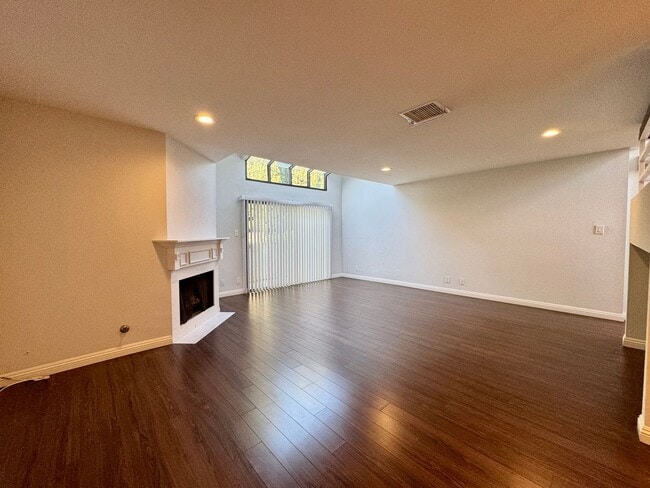 Building Photo - Desired Location Newly Renovated Spacious ...
