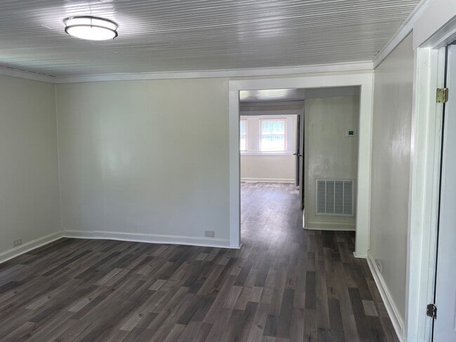 Building Photo - NEWLY RENOVATED 3 BED, 1.5 BATH WITH BONUS...