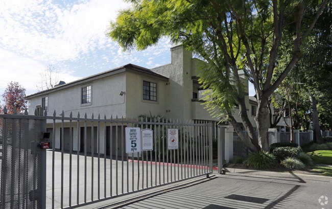 Building Photo - Casa Blanca