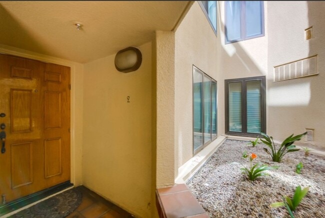 Building Photo - Beach Front Living 2 bed / 2 bath Condo in...