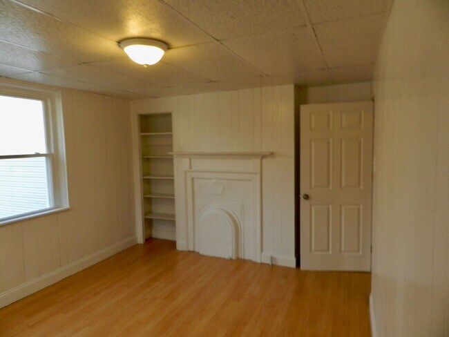 Foto del edificio - *** South Side Flats * 3 Bedroom House * Fully Renovated * With Fenced In Yard * Walk to E. Carso...