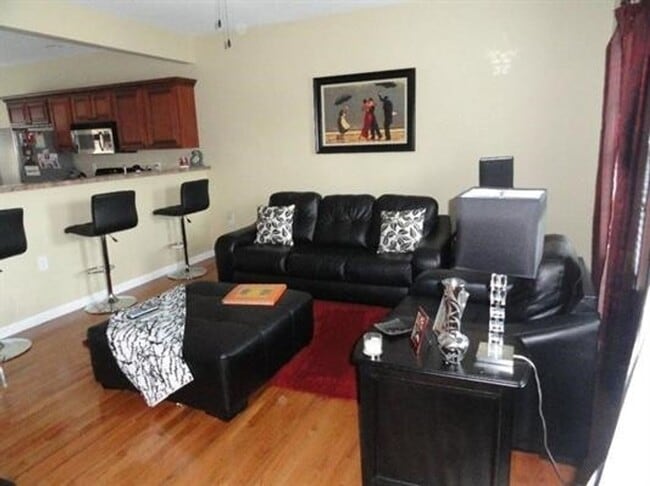 Building Photo - BEAUTIFUL TOWNHOME
