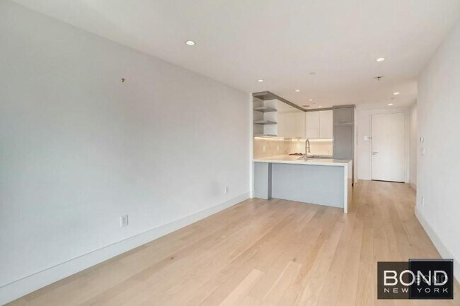 Building Photo - 1 bedroom in Long Island City NY 11102