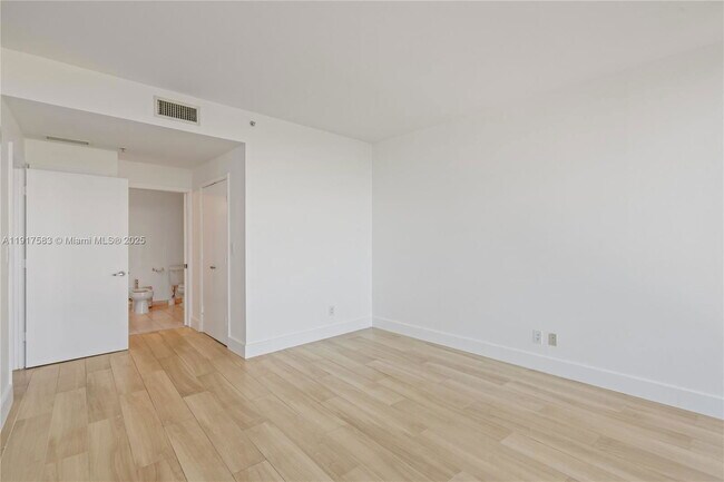 Foto del edificio - 601 NE 36th St