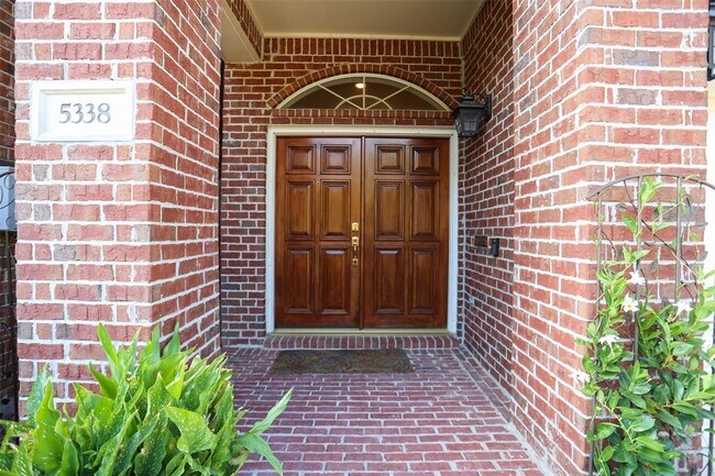 Building Photo - 5338 Hidalgo St