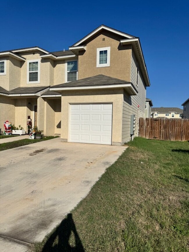 Foto del edificio - Elegant Townhome Ready for Move In - 3 BR 2.5 Bath - NE San Antonio (in Selma)