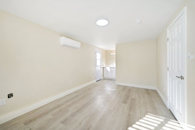 Building Photo - Large studio unit in a quiet Claremont Nei...