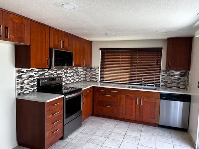 Building Photo - 312 Royal Oaks Dr