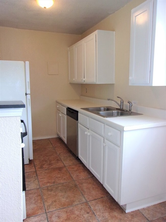Building Photo - 1 bed 1 bath Madison Square Apartments