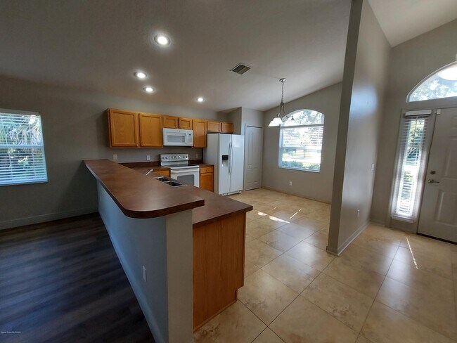 Building Photo - 648 Macon Dr
