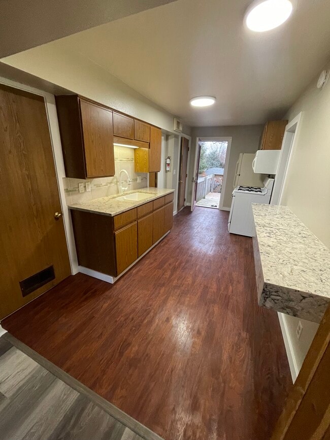 Building Photo - River St