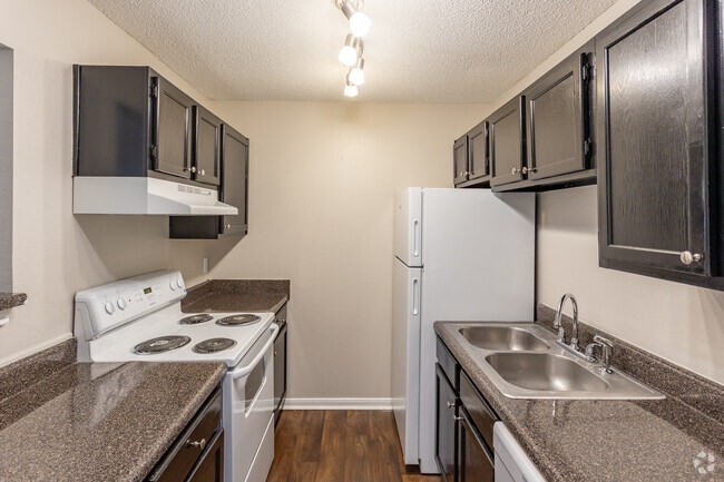2BR, 2BA - 1,098SF - Kitchen - Cypress Creek