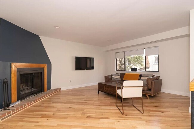 Foto del edificio - Incredible 2-Bedroom Apartment in Queen Village with Parking! Available February 2026!