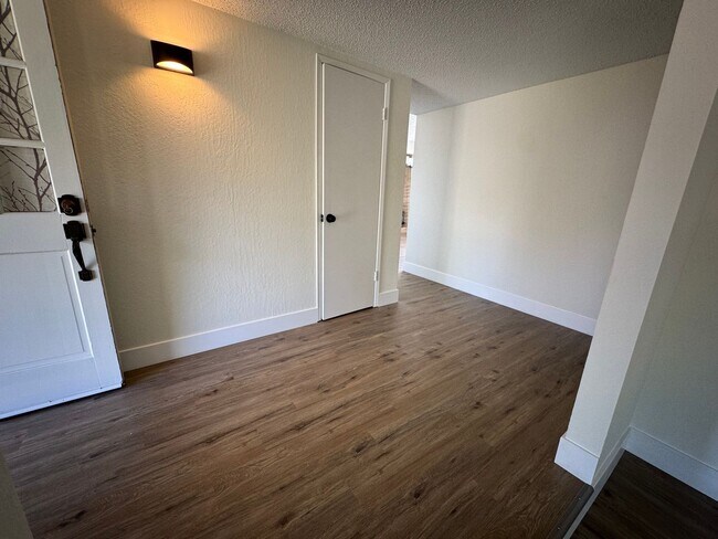 Foto del edificio - SPACIOUS 3 BEDROOM HOUSE IN PLEASANTON!!! Move in Special!