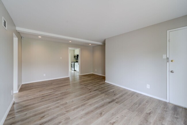 Foto del edificio - Updated 2 Bedroom Condo with a Move-In Spe...