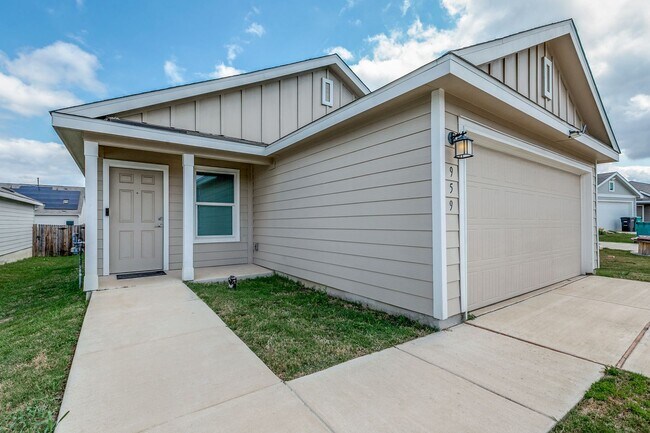 Building Photo - 4-BEDROOM HOME IN MISSION DEL LAGO