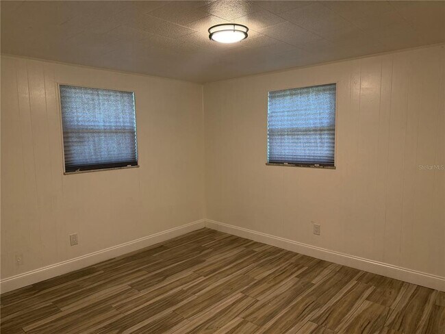 Foto del edificio - 9811 N Jasmine Ave