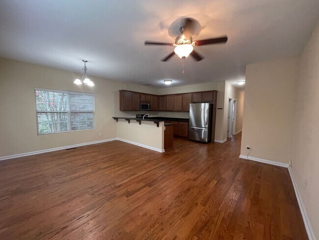 Building Photo - COTTAGE STYLE 4 BED/4 BATH - AVAILABLE AUG...